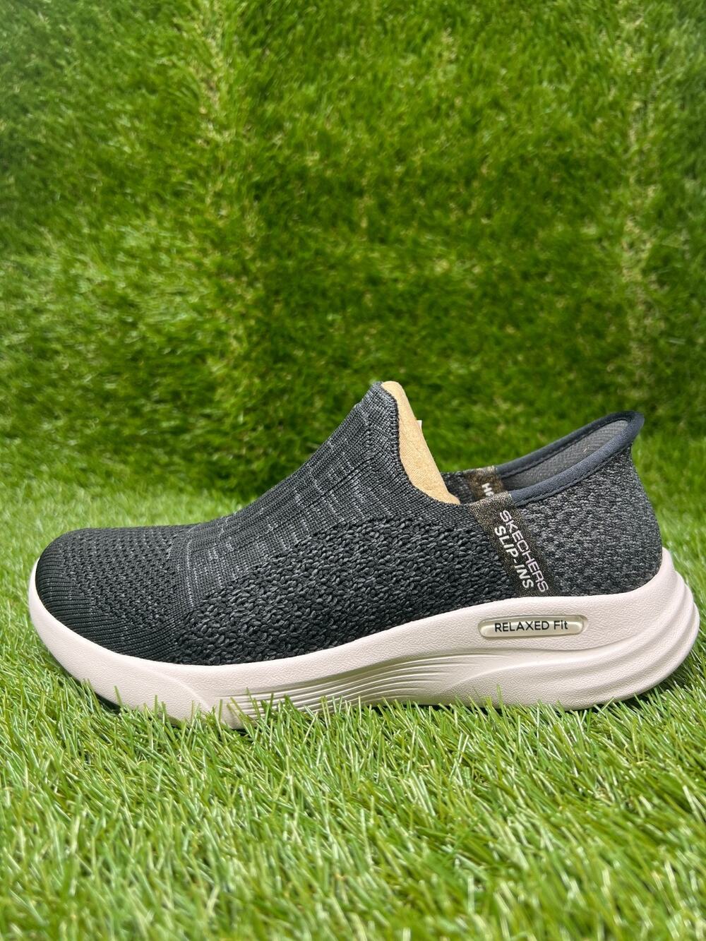 NWB Women's 5 Skechers Hands Free Slip-ins Relaxed Fit Black Sneakers